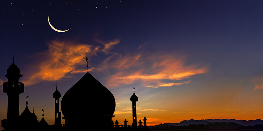 historia del jabon negro beldi siluetas de mesquitas al atardecer en marruecos con la luna